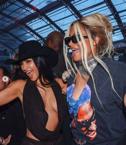 Ким Кардашьян показала фото с вечеринки в Лас-Вегасе после нападок